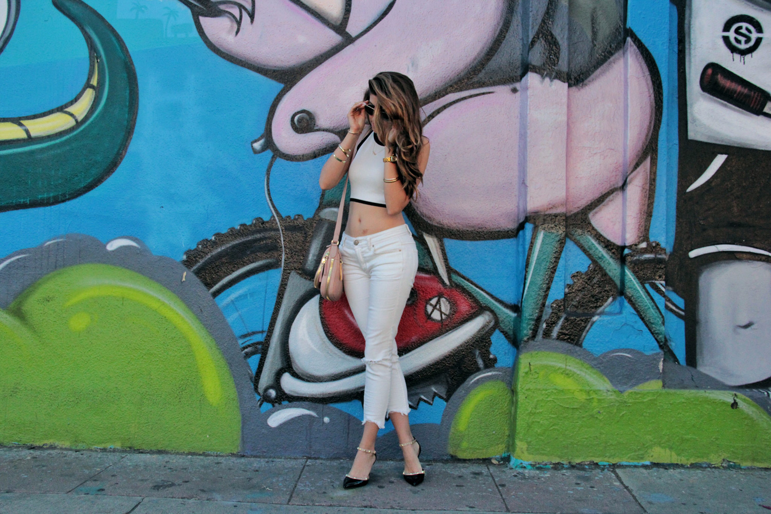 White jeans with pale pink accessories